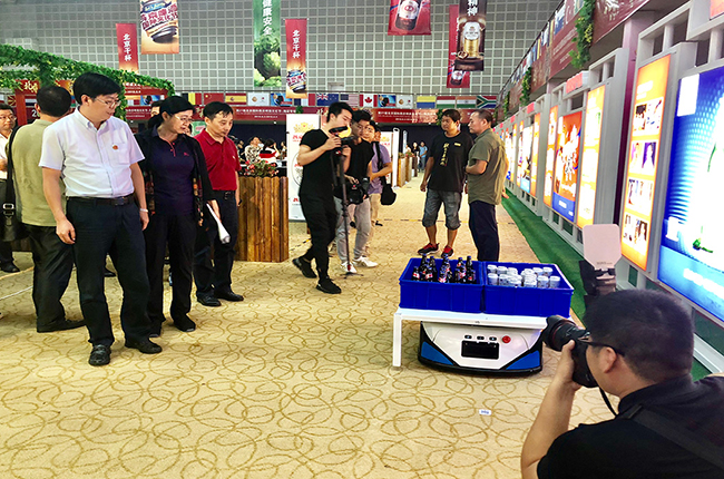 國際啤酒節(jié)：我不是酒神，我是科捷機(jī)器人